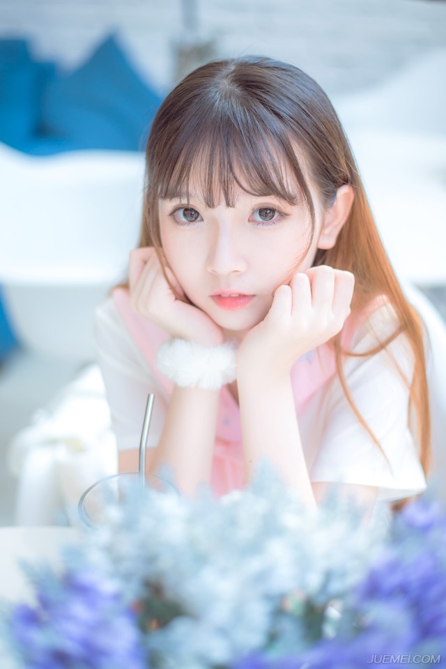 “即是主公之命，统岂敢不从。”庞统闻言松了口气，如今他要跟诸葛亮斗，最怕的就是有人从旁指手画脚，虽然吕征从小被吕布以精英培养方式来培养，但如今不过十岁，而且身份特殊，若让他来主事，难免掣肘。
